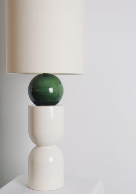 Lampa stołowa z ceramiczną podstawą